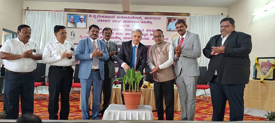 ಹುನಗುಂದದ ಸಿ.ವಿ.ಚರಂತಿಮಠ ರೂರಲ್ ಪಾಲಿಟೆಕ್ನಿಕ್ ಸಭಾಂಗಣದಲ್ಲಿ ನಡೆದ ಕಾರ್ಯಕ್ರಮವನ್ನು ಹೈಕೋರ್ಟ್ ನ್ಯಾಯಮೂರ್ತಿ ಶ್ರೀಶಾನಂದ ಉದ್ಘಾಟಿಸಿದರು