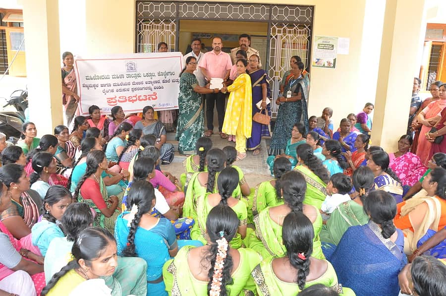 ಕೊಳ್ಳೇಗಾಲ ಮಹಿಳೋದಯ ಮಹಿಳಾ ತಾಲ್ಲೂಕು ಒಕ್ಕೂಟದ ವತಿಯಿಂದ ಮನವಿ ಸಲ್ಲಿಸಲಾಯಿತು