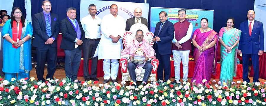 ಭಾರತೀಯ ವೈದ್ಯಕೀಯ ಸಂಘದ ಮಂಗಳೂರು ಶಾಖೆಯ ನೂತನ ಪದಾಧಿಕಾರಿಗಳ ಪದಗ್ರಹಣ ಸಮಾರಂಭದಲ್ಲಿ ಡಾ. ಭಾಸ್ಕರ್ ಶೆಟ್ಟಿ ಅವರನ್ನು ಸನ್ಮಾನಿಸಲಾಯಿತು