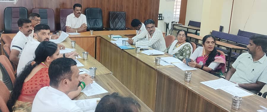 ಕೊಪ್ಪ ತಾಲ್ಲೂಕು ಮಟ್ಟದ ಗ್ಯಾರಂಟಿ ಯೋಜನೆ ಅನುಷ್ಠಾನ ಸಮಿತಿ ಅಧ್ಯಕ್ಷ ಓಣಿತೋಟ ರತ್ನಾಕರ್ ಅಧ್ಯಕ್ಷತೆಯಲ್ಲಿ ಸಭೆ ನಡೆಯಿತು