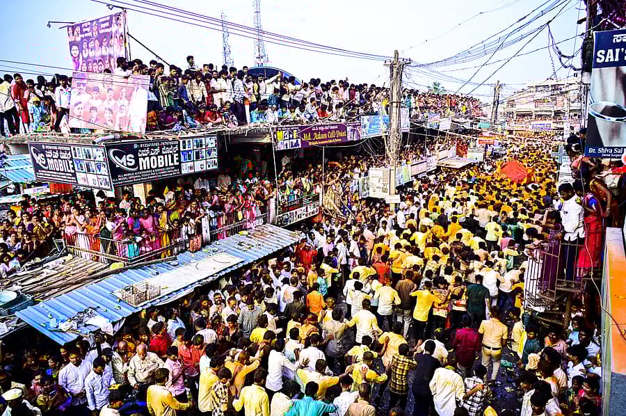 ಕಲಬುರಗಿ ಜಿಲ್ಲೆಯ ಜೇವರ್ಗಿನಲ್ಲಿ ಶನಿವಾರ ನಡೆದ ಕಲ್ಕತ್ತದೇವಿ(ಮಹಾಲಕ್ಷ್ಮೀ) ಜಾತ್ರೆಯಲ್ಲಿ ಪಾಲ್ಗೊಂಡಿದ್ದ ಭಕ್ತ ಸಮೂಹ ಪ್ರಜಾವಾಣಿ ಚಿತ್ರ: ತಾಜುದ್ಧೀನ್ ಆಜಾದ್
