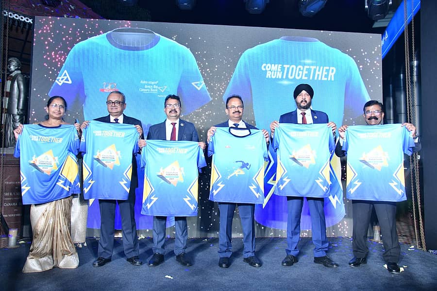‘ಕೆನರಾ ಬ್ಯಾಂಕ್ ಮ್ಯಾರಥಾನ್ 2025’ ರ ಮೂರನೇ ಆವೃತ್ತಿ ಅಂಗವಾಗಿ ಜರ್ಸಿಗಳನ್ನು ಬಿಡುಗಡೆ ಮಾಡಲಾಯಿತು.