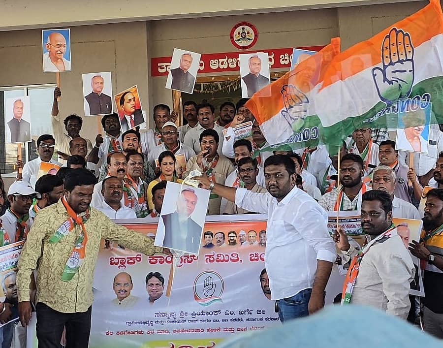 ಚಿಂಚೋಳಿಯಲ್ಲಿ ಕಾಂಗ್ರೆಸ್ ಕಾರ್ಯಕರ್ತರು ಸಚಿವ ಪ್ರಿಯಾಂಕ್ ಖರ್ಗೆ ಭಾವಚಿತ್ರಕ್ಕೆ ಹಾಲಿನಿಂದ ಅಭಿಷೇಕ ಮಾಡಿದರು