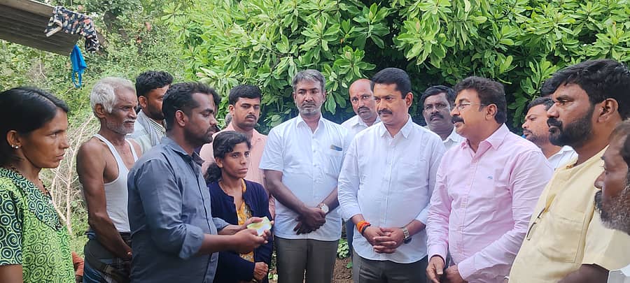 ಬಿಜೆಪಿ ಜಿಲ್ಲಾಘಟಕದ ಅಧ್ಯಕ್ಷ ಸಿ.ಎಸ್‌.ನಿರಂಜನಕುಮಾರ್ ನೇತೃತ್ವದ ಬಿಜೆಪಿ ಮುಖಂಡ ತಂಡ ಶನಿವಾರ ಹೊಂಗನೂರು ಗ್ರಾಮಕ್ಕೆ ಭೇಟಿನೀಡಿ ಮೃತ ನೀರಗಂಟಿ ಕುಟುಂಬಕ್ಕೆ ಸಾಂತ್ವನ ಹೇಳಿತು