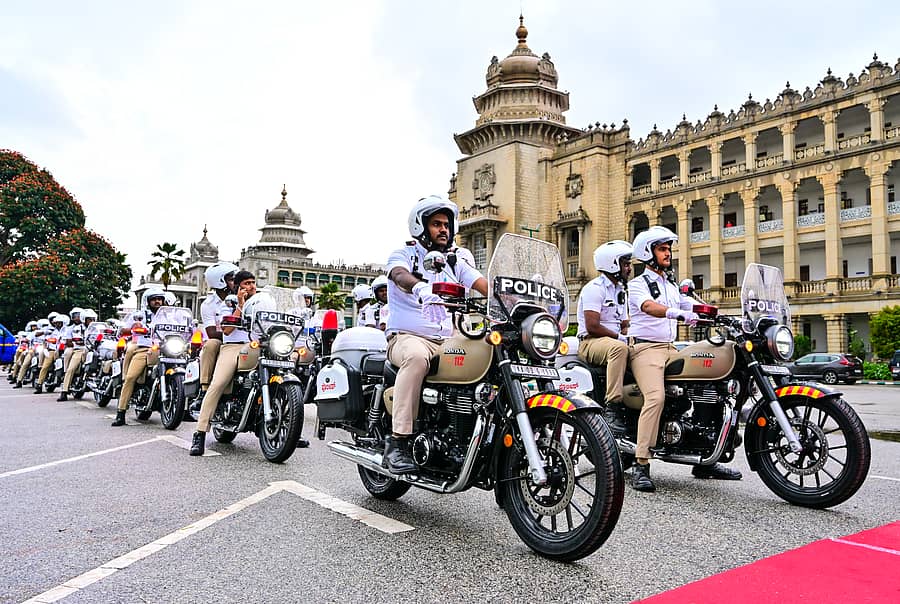 ವಿಧಾನಸೌಧದ ಮುಂಭಾಗ ನಡೆದ ಕಾರ್ಯಕ್ರಮದಲ್ಲಿ ಹೋಂಡಾ ಇಂಡಿಯಾ ಫೌಂಡೇಶನ್ ನೀಡಿದ 50 ಗಸ್ತು ವಾಹನಗಳಲ್ಲಿ ನಗರ ಸಂಚಾರ ಪೊಲೀಸರು ಸಾಗಿದರು.
ಪ್ರಜಾವಾಣಿ ಚಿತ್ರ/ ಕೃಷ್ಣಕುಮಾರ್‌ ಪಿ.ಎಸ್‌. 