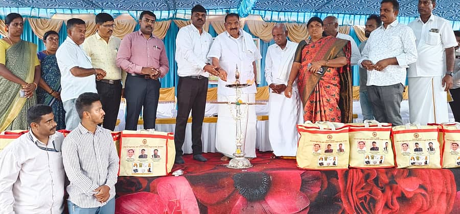 ಅರಸೀಕೆರೆಯ ಕಣಕಟ್ಟೆಯಲ್ಲಿ ಶನಿವಾರ ನಡೆದ ಹೋಬಳಿ ಮಟ್ಟದ ಜನ ಸಂಪರ್ಕ ಸಭೆಯನ್ನು ಶಾಸಕ ಕೆ.ಎಂ.ಶಿವಲಿಂಗೇಗೌಡ ಉದ್ಘಾಟಿಸಿದರು. ತಹಶೀಲ್ದಾರ್‌ ಸಂತೋಷ್‌ಕುಮಾರ್‌,  ಕಣಕಟ್ಟೆ ಗ್ರಾಮ ಪಂಚಾಯಿತಿ ಅಧ್ಯಕ್ಷೆ ಮೀನಾಕ್ಷಮ್ಮ ಪಾಲ್ಗೊಂಡಿದ್ದರು