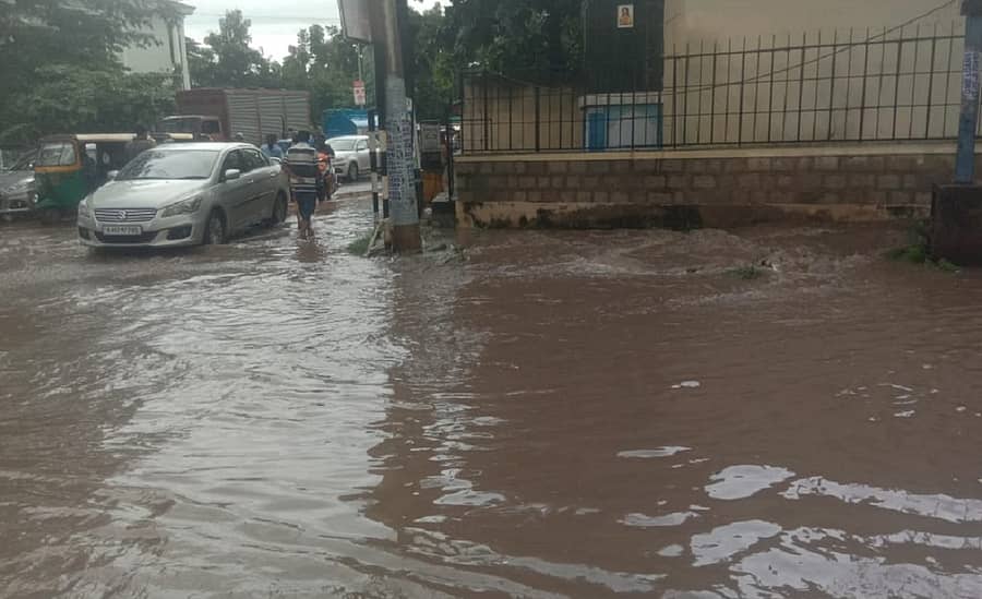 ಭಾರಿ ಮಳೆಯಿಂದ ರಸ್ತೆಯಿಡೀ ಜಲಾವೃತ