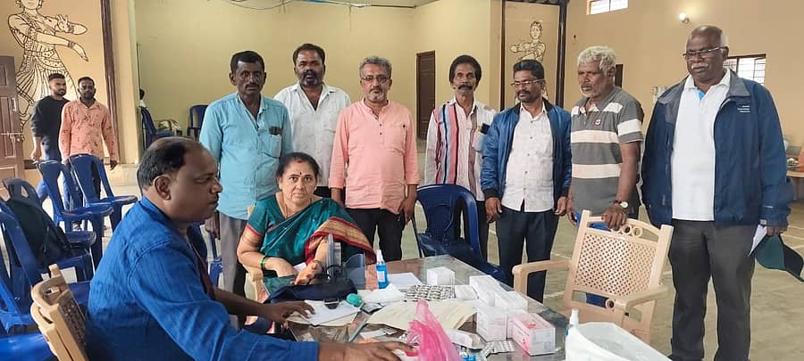 ಬಂಗಾರಪೇಟೆ ತಾಲ್ಲೂಕಿನ ಡಿ.ಕೆ. ಹಳ್ಳಿ ಗ್ರಾಮ ಪಂಚಾಯಿತಿ ವ್ಯಾಪ್ತಿಯಲ್ಲಿರುವ ಆಲದ ಮರದ ಎಫ್‌ಸಿಎ ಕಲ್ಯಾಣ ಮಂಟಪದಲ್ಲಿ ಉಚಿತ ಆರೋಗ್ಯ ಶಿಬಿರ ಉದ್ಘಾಟಿಸಿದರು