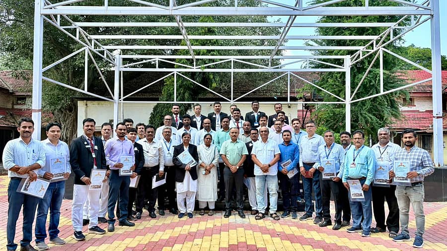 ಪಂಢರಪುರದ ಆಷಾಢ ಏಕಾದಶಿ ವಾರಿಗಾಗಿ ಸೋಲಾಪುರ ರೈಲ್ವೆ ಇಲಾಖೆ ಮಾಡಿದ ಯೋಜನೆ ವಿಶೇಷವಾಗಿ ಕರ್ತವ್ಯ ನಿರ್ವಹಿಸಿದ ಸಿಬ್ಬಂದಿಗೆ ಬಹುಮಾನ ನೀಡಿ ಅಭಿನಂದಿಸಲಾಯಿತು
