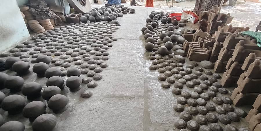ಮಾರಾಟಕ್ಕೆ ತಯಾರಿಸಲಾದ ಮಣ್ಣಿನ ಹಣತೆಗಳು