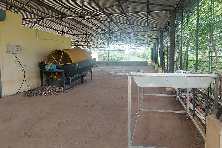 ಬಾದಾಮಿ ಹೊರವಲಯದಲ್ಲಿರುವ ಪುರಸಭೆಯ ಘನತ್ಯಾಜ್ಯ ಘಟಕದ ಕಾರ್ಯನಿರ್ವಹಣೆ ಸ್ಥಗಿತವಾಗಿ ತ್ಯಾಜ್ಯ ಬೇರ್ಪಡಿಸುವ ಯಂತ್ರ ತುಕ್ಕು ಹಿಡಿದಿದೆ 