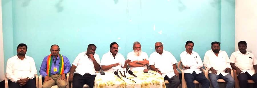 <div class="paragraphs"><p>ಕಿತ್ತೂರು ಕರ್ನಾಟಕ ಪ್ರದೇಶಾಭಿವೃದ್ಧಿ ಮಂಡಳಿ ರಚನೆಗೆ ವಿಕಾಸ ವೇದಿಕೆ ಆಗ್ರಹ</p></div>