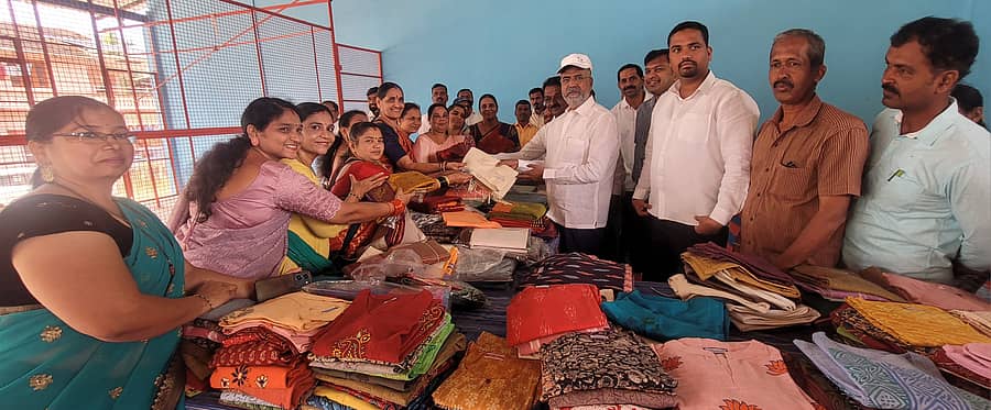 ರಿಪ್ಪನ್ ಪೇಟೆಯಲ್ಲಿ ಶನಿವಾರ ಖಾದಿ ಬಟ್ಟೆಗಳ ಮಾರಾಟ ಮೇಳಕ್ಕೆ ರಾಜ್ಯ ಬಿಜೆಪಿ ಘಟಕದ ಉಪಾಧ್ಯಕ್ಷ ಎಚ್ ಹಾಲಪ್ಪ ಹರತಾಳು ಚಾಲನೆ ನೀಡಿದರು.
