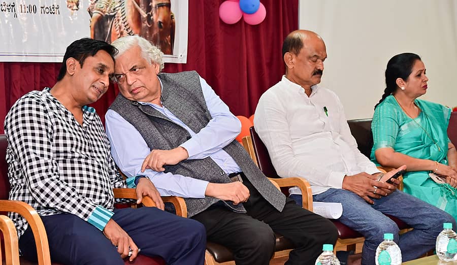 <div class="paragraphs"><p>ವಿಶ್ವ ಒಕ್ಕಲಿಗರ ಮಹಾ ವೇದಿಕೆ ಶನಿವಾರ ಆಯೋಜಿಸಿದ್ದ ನಮ್ಮ ಮೆಟ್ರೊಗೆ ‘ನಾಡಪ್ರಭು ಕೆಂಪೇಗೌಡ ಮೆಟ್ರೊ’ ಎಂದು ಮರುನಾಮಕರಣಕ್ಕೆ ಒತ್ತಾಯಿಸುವ ಸಭೆಯಲ್ಲಿ ವಿವೇಕ್ ಸುಬ್ಬಾರೆಡ್ಡಿ, ಕೆ.ಇ. ರಾಧಾಕೃಷ್ಣ ಚರ್ಚೆಯಲ್ಲಿ ತೊಡಗಿದ್ದರು. ಟಿ. ಕೋನಪ್ಪರೆಡ್ಡಿ, ಭಾರತಿ ಶಂಕರ್ ಉಪಸ್ಥಿತರಿದ್ದರು.&nbsp; &nbsp;</p></div>