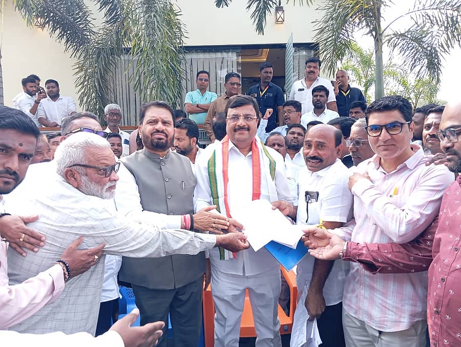 ಹುಮನಾಬಾದ್ ಪಟ್ಟಣದಲ್ಲಿ ಕರ್ನಾಟಕ ರಾಜ್ಯ ಮಾಲಿನ್ಯ ನಿಯಂತ್ರಣ ಮಂಡಳಿಯ ಅಧ್ಯಕ್ಷ ಪಿ.ಎಂ.ನರೇಂದ್ರಸ್ವಾಮಿ ಅವರಿಗೆ ಮಾಜಿ ಸಚಿವ ರಾಜಶೇಖರ ಪಾಟೀಲ ಮನವಿ ಸಲ್ಲಿಸಿದರು 