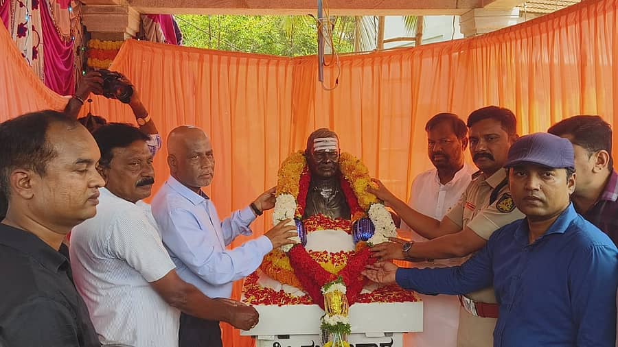 ಭಾರತೀನಗರ ಸಮೀಪದ ಕಾಡುಕೊತ್ತನಹಳ್ಳಿ ಗ್ರಾಮದಲ್ಲಿ ಡಾ.ಮಾದೇಶ್ ಅವರು ನಿರ್ಮಿಸಿರುವ ತಂದೆ ಮಂಜುನಾಥ್ ಅವರ ಪುತ್ಥಳಿಯನ್ನು ಜಿಲ್ಲಾ ಪೊಲೀಸ್ ವರಿಷ್ಠಾಧಿಕಾರಿ ಮಲ್ಲಿಕಾರ್ಜುನ ಬಾಲದಂಡಿ ಅನಾವರಣಗೊಳಿಸಿದರು