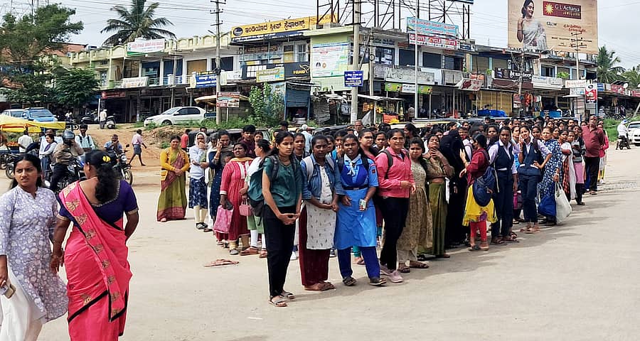 ಹಿರೀಸಾವೆಯಲ್ಲಿ ಶನಿವಾರ ಬೆಳಗ್ಗೆ ಹಾಸನ ಚನ್ನರಾಯಪಟ್ಟಣದ ಕಡೆಗೆ ಪ್ರಯಾಣಕ್ಕೆ ಬಸ್ಗಾಗಿ ವಿದ್ಯಾರ್ಥಿಗಳು, ಸಾರ್ವಜನಿಕರು ಗಂಟೆಗಟ್ಟಲೇ ಕಾದರು