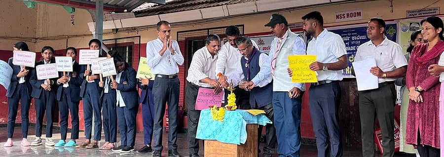 ಮಡಿಕೇರಿಯ ಸರ್ಕಾರಿ ಪ್ರಥಮದರ್ಜೆ ಕಾಲೇಜಿನಲ್ಲಿ ಶನಿವಾರ ನಡೆದ ‘ನಮ್ಮ ನಡೆ ಹಸಿರೆಡೆಗೆ’ ಅಭಿಯಾನಕ್ಕೆ ಶನಿವಾರ ಭಾರತ್ ಸ್ಕೌಟ್ಸ್ ಮತ್ತು ಗೈಡ್ಸ್ ಕೊಡಗು ಜಿಲ್ಲಾ ಸಂಸ್ಥೆಯ ಪ್ರಧಾನ ಆಯುಕ್ತ ಕೆ.ಟಿ.ಬೇಬಿಮ್ಯಾಥ್ಯೂ ಚಾಲನೆ ನೀಡಿದರು