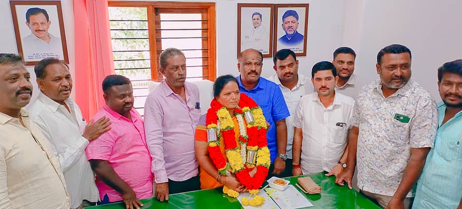 ಮಾಗಡಿ ಪುರಸಭೆ ನೂತನ ಅಧ್ಯಕ್ಷೆ ಶಿವರುದ್ರಮ್ಮ ವಿಜಯಕುಮಾರ್ ಶನಿವಾರ ಅಧಿಕಾರ ಸ್ವೀಕರಿಸಿದ ಹಿನ್ನೆಲೆಯಲ್ಲಿ ಪುರಸಭೆ ಸದಸ್ಯರು ಅಭಿನಂದನೆ ಸಲ್ಲಿಸಿದರು