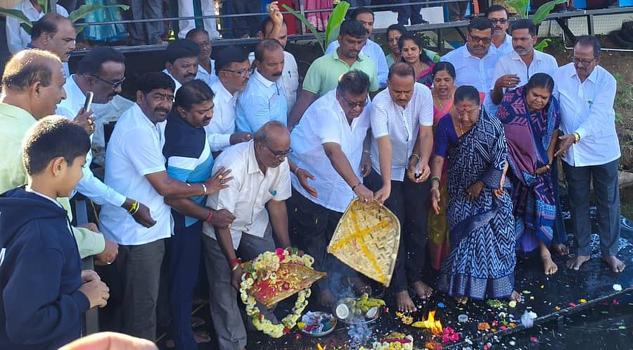 ಇತ್ತೀಚೆಗೆ ಸುರಿದ ಮಳೆಗೆ ತುಂಬಿ ಹರಿಯುತ್ತಿರುವ ರಾಮನಗರದ ರಂಗರಾಯರದೊಡ್ಡಿ ಕೆರೆಗೆ ನಗರಸಭೆ ಅಧ್ಯಕ್ಷ ಕೆ. ಶೇಷಾದ್ರಿ ಶಶಿ ಹಾಗೂ ನಗರಸಭೆ ಸದಸ್ಯರು ಬಾಗಿನ ಅರ್ಪಿಸಿದರು