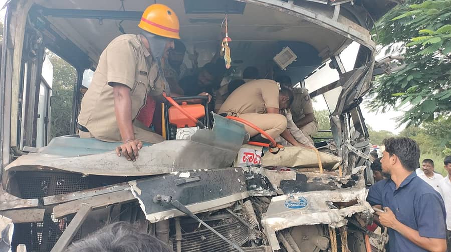 ದೊಡ್ಡಬಳ್ಳಾಪುರ ತಾಲ್ಲೂಕಿನ ಹಿಂದೂಪುರ ರಾಜ್ಯ ಹೆದ್ದಾರಿಯ ನಾಯಕರಂಡನಹಳ್ಳಿ ಸಮೀಪ ಲಾರಿಗೆ ಬಸ್‌ ಡಿಕ್ಕಿ ಹೊಡೆದು ನಜ್ಜುಗುಜ್ಜಾಗಿರುವುದು