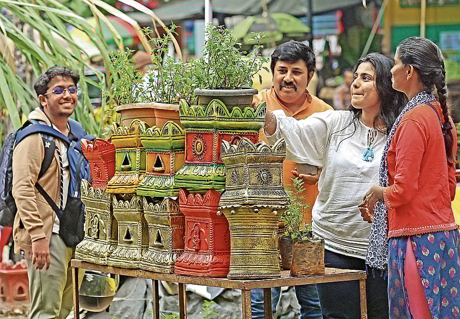 ತುಳಸಿ ಹಬ್ಬಕ್ಕಾಗಿ ಖರೀದಿಯ ಭರಾಟೆ  