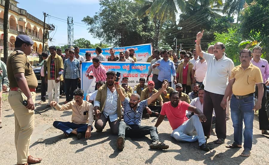 ಕಾರವಾರ–ಕೈಗಾ ರಸ್ತೆ ಡಾಂಬರೀಕರಣಕ್ಕೆ ಒತ್ತಾಯಿಸಿ ಸಾರ್ವಜನಿಕರು ರಸ್ತೆಯಲ್ಲೇ ಕುಳಿತು ಪ್ರತಿಭಟನೆ ನಡೆಸಿದರು