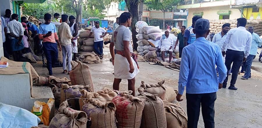 ಕುಷ್ಟಗಿ ಎಪಿಎಂಸಿ ಪ್ರಾಂಗಣದಲ್ಲಿ ಮೆಕ್ಕೆಜೋಳ ಮಾರಾಟದ ಭರಾಟೆ