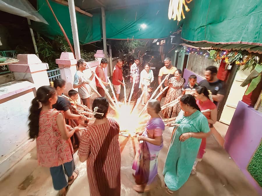ವಠಾರದ ಸದಸ್ಯರೊಂದಿಗೆ ಪುಂಡಿಕಟ್ಟು ಸುಡುತ್ತಾ ಸಂಭ್ರಮಾಚರಣೆ