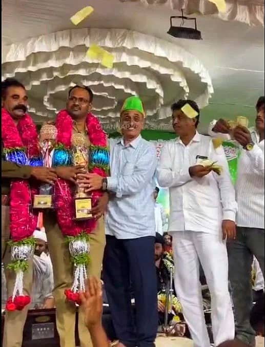 <div class="paragraphs"><p>ಚನ್ನಪಟ್ಟಣದ ಬಡಾಮಕಾನ್‌ ದರ್ಗಾದಲ್ಲಿ ಪೊಲೀಸರಿಗೆ ನೋಟು ಎರಚಿ ಸನ್ಮಾನ!</p></div>