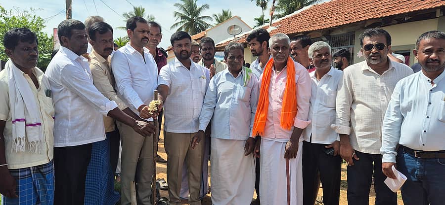 ಕೆ.ಆರ್.ನಗರ ತಾಲ್ಲೂಕಿನ ಸೌತನಹಳ್ಳಿಯಲ್ಲಿ ಚರಂಡಿ, ಸಿಸಿ ರಸ್ತೆ, ಶಾಲಾ ಕೊಠಡಿ ನಿರ್ಮಾಣ ಕಾಮಗಾರಿಗೆ ಶಾಸಕ ಡಿ.ರವಿಶಂಕರ್ ಶನಿವಾರ ಭೂಮಿಪೂಜೆ ನೆರವೇರಿಸಿದರು