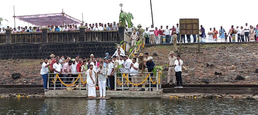 ಕುಶಾಲನಗರ ಸಮೀಪದ ಹಾರಂಗಿ ಅಣೆಕಟ್ಟೆಗೆ ಶನಿವಾರ ಪೂಜೆ ಸಲ್ಲಿಸಿ ಶಾಸಕ ಡಾ. ಮಂತರ್ ಗೌಡ ಬಾಗಿನ ಅರ್ಪಿಸಿದರು.
