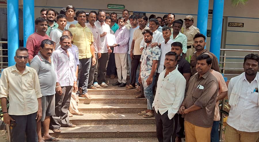 ಲಕ್ಷ್ಮೇಶ್ವರದಲ್ಲಿ ಕುಡಿಯುವ ನೀರು ಸಮರ್ಪಕ ಪೂರೈಕೆಗೆ ಆಗ್ರಹಿಸಿ ಶನಿವಾರ 14, 15ನೇ ವಾರ್ಡ್‌ ನಿವಾಸಿಗಳು ಪುರಸಭೆ ಮುಖ್ಯಾಧಿಕಾರಿ ಮಹಾಂತೇಶ ಬೀಳಗಿ ಅವರಿಗೆ ಮನವಿ ಸಲ್ಲಿಸಿದರು