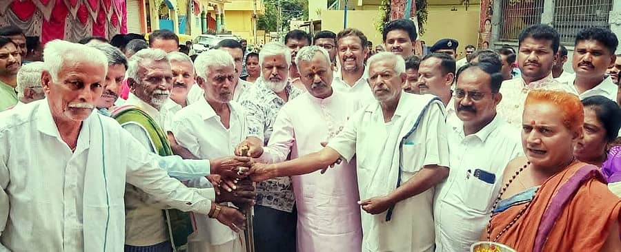 ಅಂದ್ರಹಳ್ಳಿಯಲ್ಲಿ ಒಳಚರಂಡಿ, ಡಾಂಬರೀಕರಣ, ಚರಂಡಿ ಕಾಮಗಾರಿಗಳಿಗೆ ಶಾಸಕ ಎಸ್.ಟಿ.ಸೋಮಶೇಖರ್ ಚಾಲನೆ ನೀಡಿದರು.  