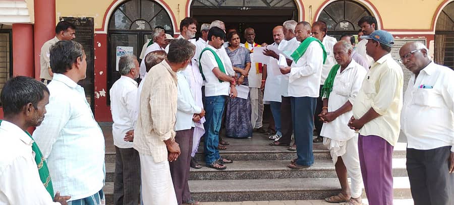 ವಿವಿಧ ಬೇಡಿಕೆಗಳನ್ನು ಈಡೇರಿಸಬೇಕು ಎಂದು ಒತ್ತಾಯಿಸಿ ಮುಂಡರಗಿಯ ವಿವಿಧ ರೈತ ಸಂಘಟನೆ ಕಾರ್ಯಕರ್ತರು ಗ್ರೇಡ್-2 ತಹಶೀಲ್ದಾರ್ ಕೆ.ರಾಧಾ ಅವರಿಗೆ ಮನವಿ ಸಲ್ಲಿಸಿದರು