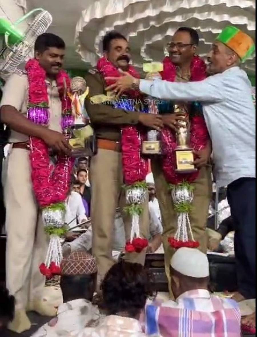 ಚನ್ನಪಟ್ಟಣದ ಬಡಾಮಕಾನ್‌ ದರ್ಗಾದಲ್ಲಿ ಹಜರತ್ ಸೈಯದ್ ಮಹಮ್ಮದ್ ಅಖಿಲ್ ಷಾ ಖಾದ್ರಿ ಅವರ ಗಂಧ ಮಹೋತ್ಸವ ಕೊನೆ ದಿನವಾದ ಶುಕ್ರವಾರ ರಾತ್ರಿ ನಡೆದ ಕವ್ವಾಲಿ ಕಾರ್ಯಕ್ರಮದಲ್ಲಿ ಪಿಎಸ್‌ಐಗಳಾದ ಹರೀಶ್‌ ಸಿ.ಎಂ, ದುರ್ಗಪ್ಪ ಹಾಗೂ ಎಎಸ್‌ಐ ಫೈರೋಜ್ ಅವರನ್ನು ಸನ್ಮಾನಿಸಿದ ಆಯೋಜಕರು ನಂತರ ಅವರ ಮೇಲೆ ನೋಟುಗಳನ್ನು ಎರಚಿದರು