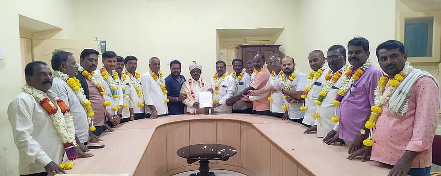 ಕೆ.ಆರ್.ಪೇಟೆಯಲ್ಲಿ ಅಸ್ತಿತ್ವಕ್ಕೆ ಬಂದ ಡಾ.ರಾಜ್ ರಂಗ ಕಲಾ ವೇದಿಕೆಯ ಅಧ್ಯಕ್ಷರು ಮತ್ತು ಪದಾಧಕಾರಿಗಳನ್ನು ಕಲಾವಿದರು ಅಭಿನಂದಿಸಿದರು