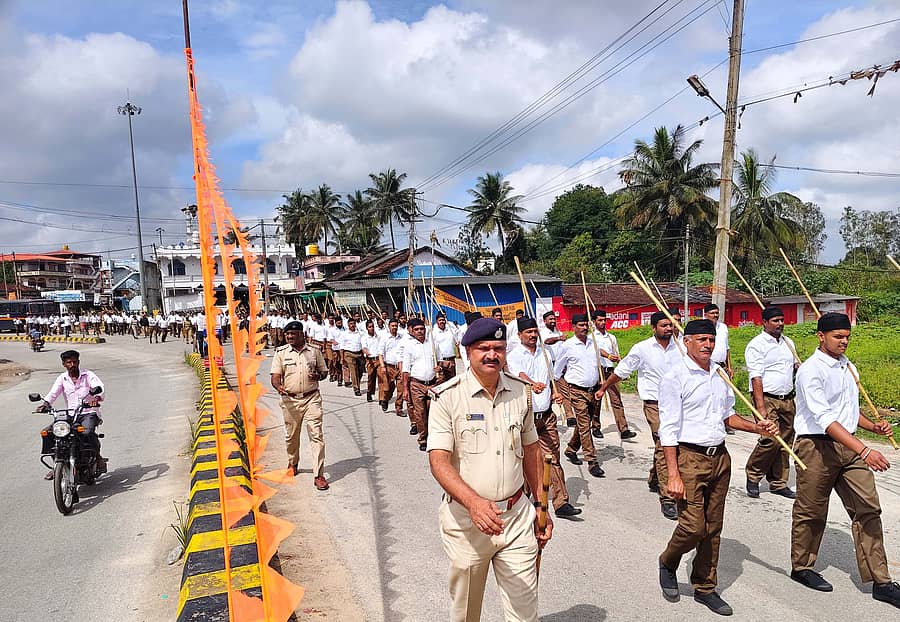 ಆರ್.ಎಸ್.ಎಸ್. ಪಥ ಸಂಚಲನ ಪಟ್ಟಣದಲ್ಲಿ ಶಿಸ್ತುಬದ್ಧವಾಗಿ ಸಾಗಿತು.