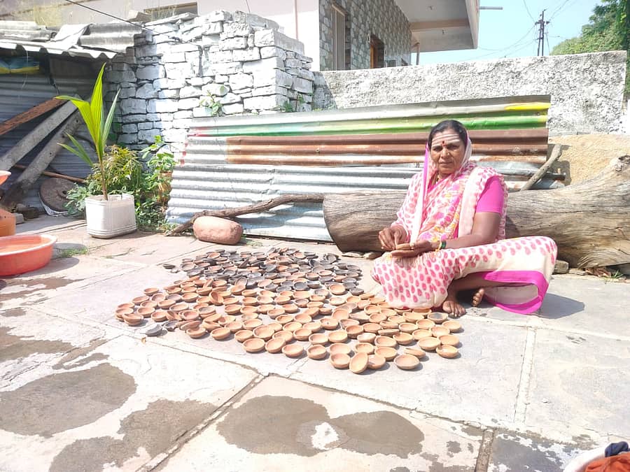ಹುಣಸಗಿ ತಾಲ್ಲೂಕಿನ ವಜ್ಜಲ ಗ್ರಾಮದಲ್ಲಿ ಪ್ರಣತಿ ತಯಾರಿಕೆಯಲ್ಲಿ ತೊಡಗಿರುವ ಸಾಬಮ್ಮ ನಿಂಗಣ್ಣ ಕುಂಬಾರ