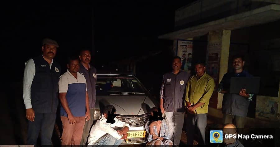 ಕೊಳ್ಳೇಗಾಲ ತಾಲ್ಲೂಕಿನ ಲೊಕ್ಕನಹಳ್ಳಿ ಗ್ರಾಮದ ಬಸ್ ನಿಲ್ದಾಣದಲ್ಲಿ ಅಕ್ರಮವಾಗಿ ಮಣ್ಣು ಮುಕ್ಕ ಹಾವು ಸಾಗಣೆ ಮಾಡುತ್ತಿದ್ದ ಇಬ್ಬರು ಆರೋಪಿಗಳನ್ನು ಅರಣ್ಯ ಸಂಚಾರಿ ದಳದ ಪೊಲೀಸರು ಭಾನುವಾರ ಬಂಧಿಸಿದ್ದಾರೆ.