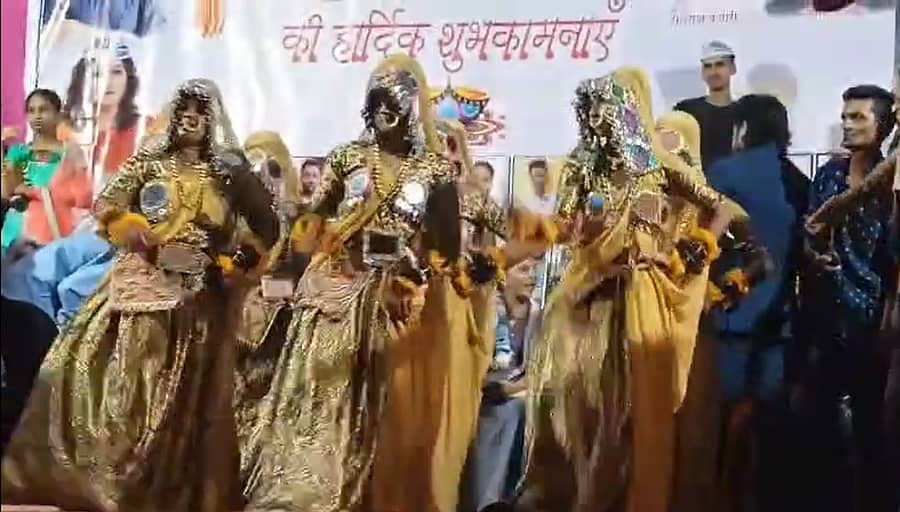 ಮುಂಬೈನಲ್ಲಿ ದೀಪಾವಳಿ ಅಂಗವಾಗಿ ಆಯೋಜಿಸಿದ್ದ ‘ಮೀರಾ’ ಸಾಂಸ್ಕೃತಿಕ ಕಾರ್ಯಕ್ರಮದಲ್ಲಿ ನೃತ್ಯ ಮಾಡಿದ್ದ ಯುವತಿಯರು