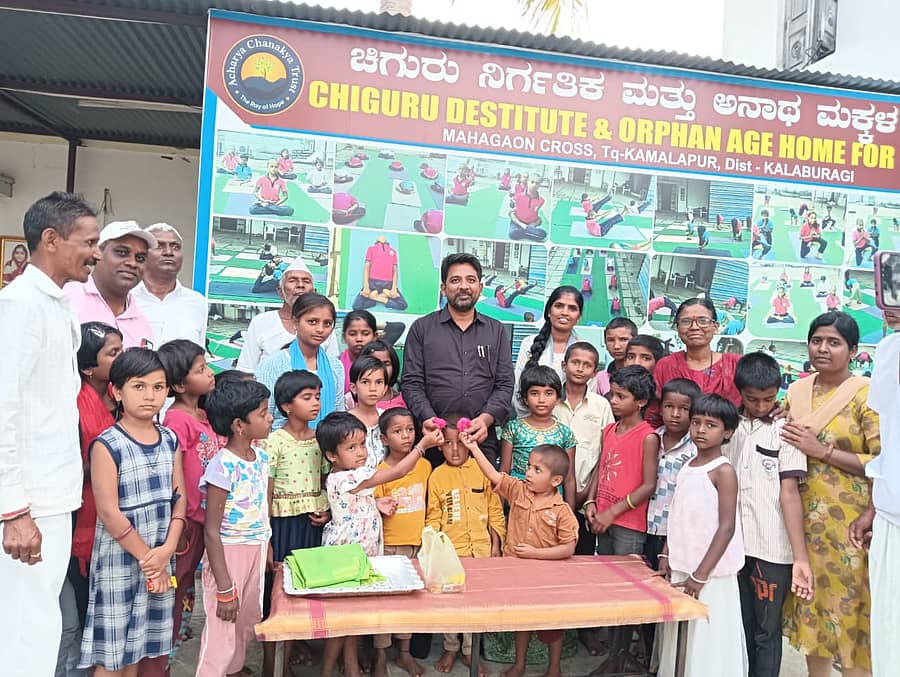 ಕಮಲಾಪುರ ತಾಲ್ಲೂಕಿನ ಮಹಾಗಾಂವ ಚಿಗುರು ಅನಾಥಾಶ್ರಮದಲ್ಲಿ ಆರ್ಥಿಕ ಸಾಮಾಜಿಕ ಸಮೀಕ್ಷೆ ನಡೆಸಿ ತಹಶೀಲ್ದಾರ ಮೋಸಿನ ಅಹಮ್ಮದ ಮಕ್ಕಳಿಗೆ ಸಿಹಿ ತಿನಿಸು ವಿತರಿಸಿದರು