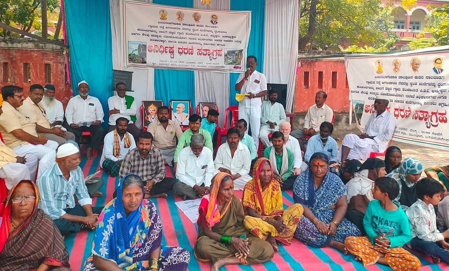 ಬಸವನಬಾಗೇವಾಡಿ ಪಟ್ಟಣದ ಮಿನಿ ವಿಧಾನಸೌಧ ಮುಂಭಾಗ ತಾಲ್ಲೂಕಿನ ಕುದರಿಸಾಲವಾಡಗಿಯಲ್ಲಿ ನಡೆಯುತ್ತಿರುವ ಅನಿರ್ದಿಷ್ಟ ಧರಣಿಯಲ್ಲಿ ಡಿಎಸ್ಎಸ್ ಮುಖಂಡ ಗುರು ಗುಡಿಮನಿ ಮಾತನಾಡಿದರು