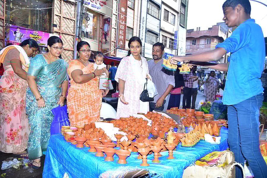 ಬಳ್ಳಾರಿ ನರಗರದ ಬೆಂಗಳೂರು ರಸ್ತೆಯಲ್ಲಿ ಜನ ಹಣತೆಗಳನ್ನು ಖರೀದಿಸುತ್ತಿರುವುದು 