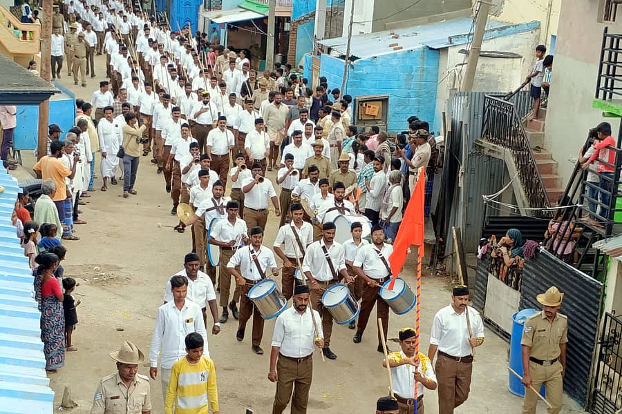 <div class="paragraphs"><p>ರಾಷ್ಟ್ರೀಯ ಸ್ವಯಂ ಸೇವಕ ಸಂಘದ ನೂರನೇ ವರ್ಷದ ಸಂಭ್ರಮದ ಹಿನ್ನೆಲೆಯಲ್ಲಿ ಕೂಡ್ಲಿಗಿ ಪಟ್ಟಣದಲ್ಲಿ ಭಾನುವಾರ ಗಣ ವೇಷಧಾರಿಗಳ ಆಕರ್ಷಕ ಪಥ ಸಂಚಲನ ನಡೆಯಿತು.</p></div>