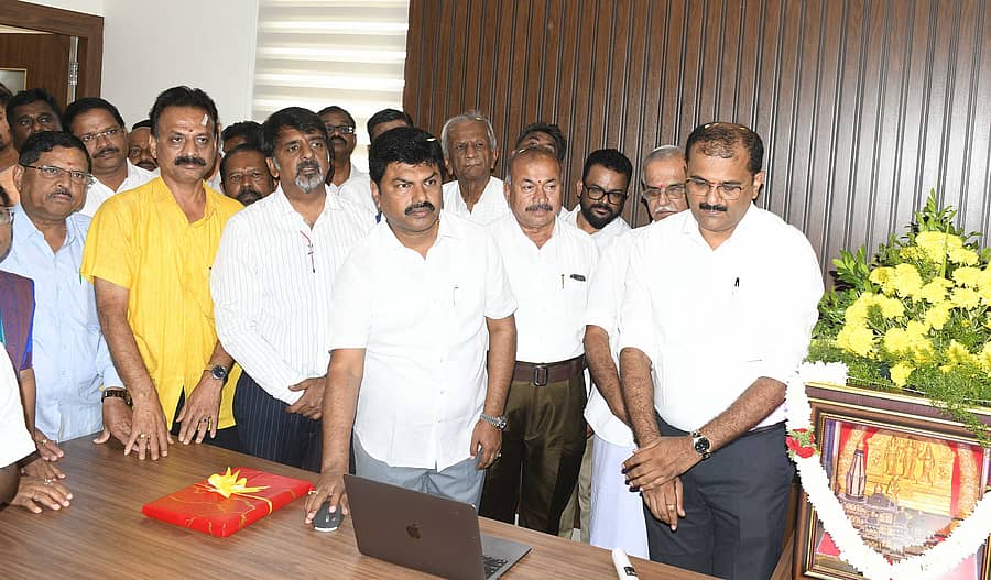 ಶಿವಮೊಗ್ಗದಲ್ಲಿ ಭಾನುವಾರ ವಿಧಾನಪರಿಷತ್ ಸದಸ್ಯ ಡಾ.ಧನಂಜಯ ಸರ್ಜಿ ಅವರ ನೂತನ ಜನ ಸಂಪರ್ಕ ಕಚೇರಿಯಲ್ಲಿ ‘ಕಾಯಕ ಸೇತು’ ವೆಬ್‌ ಪೋರ್ಟಲನ್ನು ಸಂಸದ ಬಿ.ವೈ.ರಾಘವೇಂದ್ರ ಉದ್ಘಾಟಿಸಿದರು