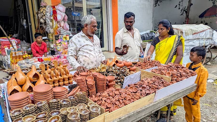 ಚಾಮರಾಜನಗರದಲ್ಲಿ ದೀಪಾವಳಿ ಹಬ್ಬಕ್ಕೆ ದೀಪಗಳನ್ನು ಖರೀದಿ ಮಾಡುತ್ತಿರುವ ಸಾರ್ವಜನಿಕರು