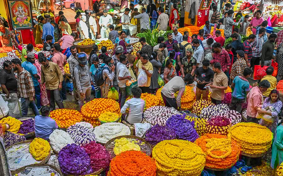 ದೀಪಾವಳಿ ಹಬ್ಬದ ಅಂಗವಾಗಿ ಭಾನುವಾರ ಕೆ.ಆರ್. ಮಾರುಕಟ್ಟೆಯಲ್ಲಿ ಸಾರ್ವಜನಿಕರು ಹೂವು ಖರೀದಿಸಿದರು
ಪ್ರಜಾವಾಣಿ ಚಿತ್ರ: ಎಂ.ಎಸ್. ಮಂಜುನಾಥ್