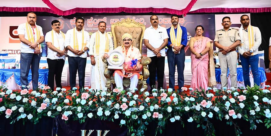 ಕುಂದಾಪುರದ ಖಾರ್ವಿ ಕೇರಿಯಲ್ಲಿ ಶನಿವಾರ ರಾತ್ರಿ ಅಖಿಲಾ ಕರ್ನಾಟಕ ಕೊಂಕಣ ಖಾರ್ವಿ ಸಮಾಜದ ಆಹ್ವಾನಿತ ತಂಡಗಳ ಪ್ರೊ ಕಬಡ್ಡಿ ಪಂದ್ಯಾಟ 2025 ರ ಉದ್ಘಾಟನಾ ಸಮಾರಂಭದಲ್ಲಿ ಡಾ.ಎಂ.ಮೋಹನ್ ಆಳ್ವ ಅವರನ್ನು ಗೌರವಿಸಲಾಯಿತು.