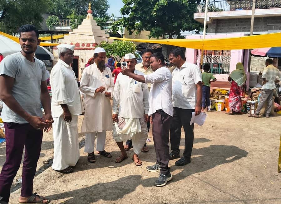 ದೇವರಹಿಪ್ಪರಗಿ ತಾಲ್ಲೂಕಿನ ಚಿಕ್ಕರೂಗಿ ಗ್ರಾಮಪಂಚಾಯಿತಿಯಲ್ಲಿ ಪಿಡಿಓ ಶಿವಾನಂದ ಮೂಲಿಮನಿ ನೇತೃತ್ವದಲ್ಲಿ ಮಹಾತ್ಮಾಗಾಂಧಿ ನರೇಗಾ ಕೂಲಿಕಾರರ ಇ-ಕೆವೈಸಿ ಅಭಿಯಾನ ಜರುಗಿತು. 